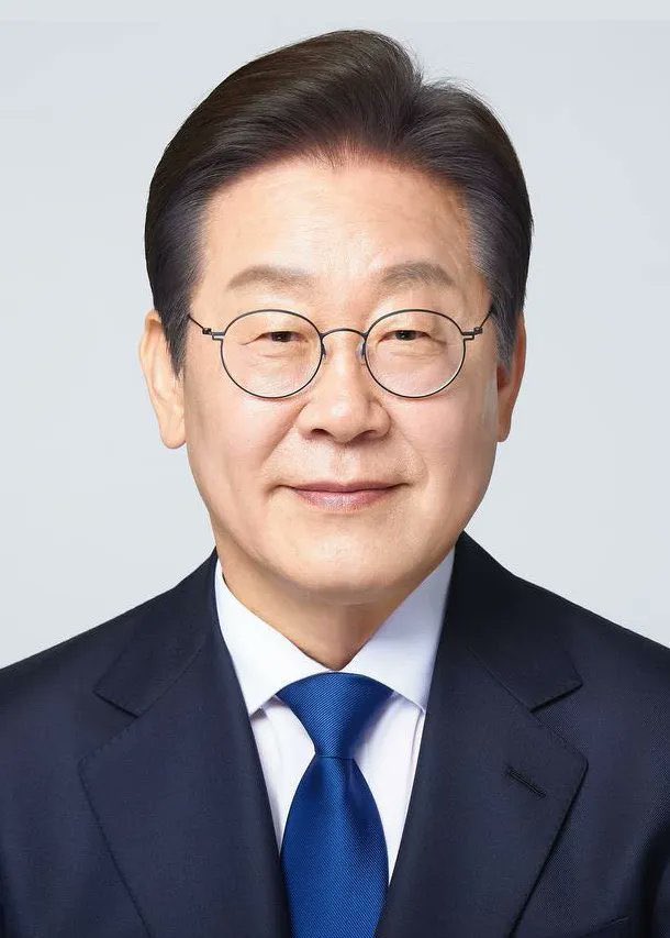 이 사진 가지고 잇으면 
10초 안에 돈 들어옵니다

그리고 부자가 됩니다
행운이 옵니다
위기를 기회로 만들 수 잇습니다
복이 들어옵니다
예 부적보다 더 강력합니다
악귀를 물리칠 수 잇습니다