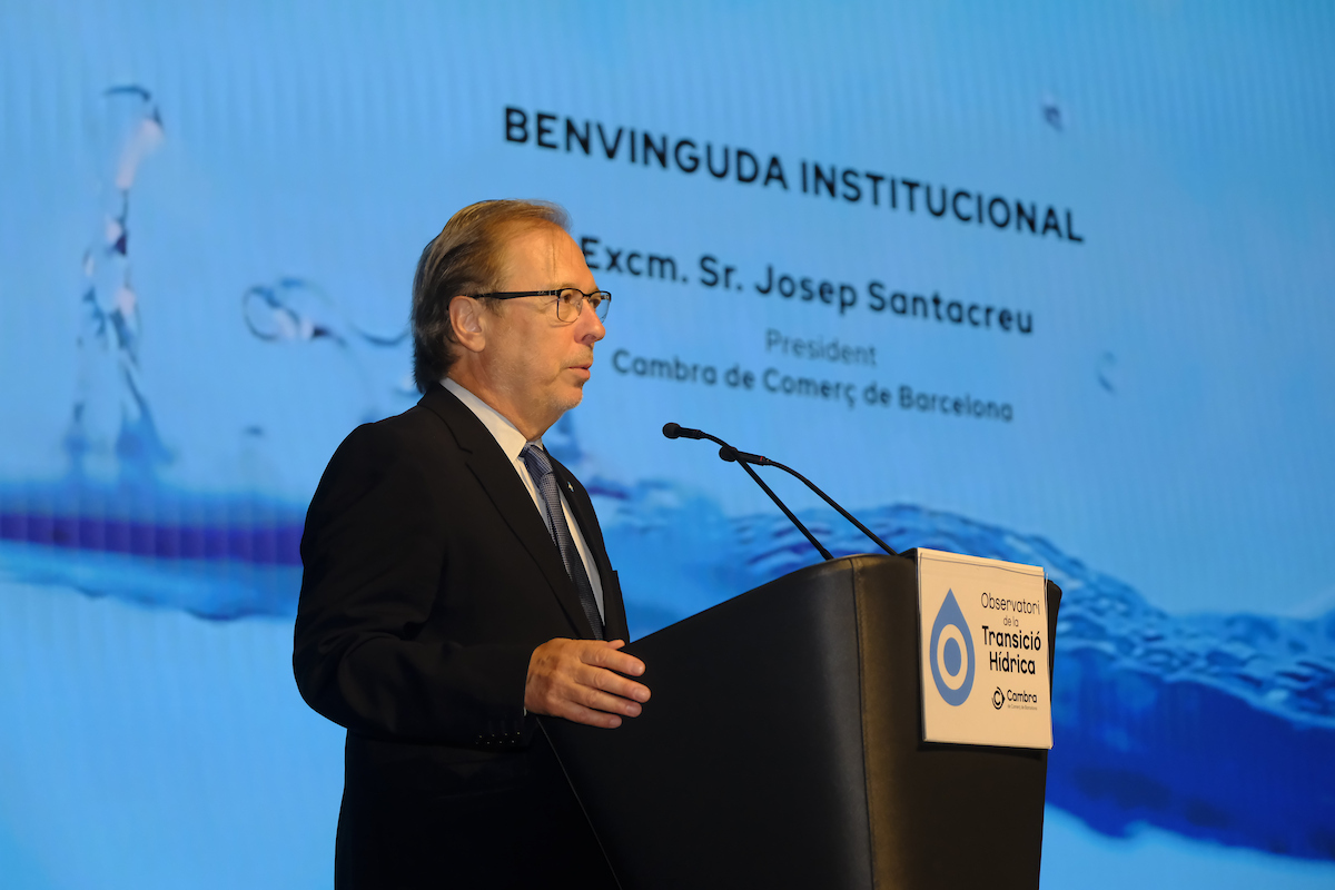 El president de la #CambraBCN, Josep Santacreu, obre l'acte fent una crida a no endarrerir les inversions en la transició hídrica tot i el bon estat dels embassaments.

💬 "No podem abaixar la guàrdia."

#EstudisCambra