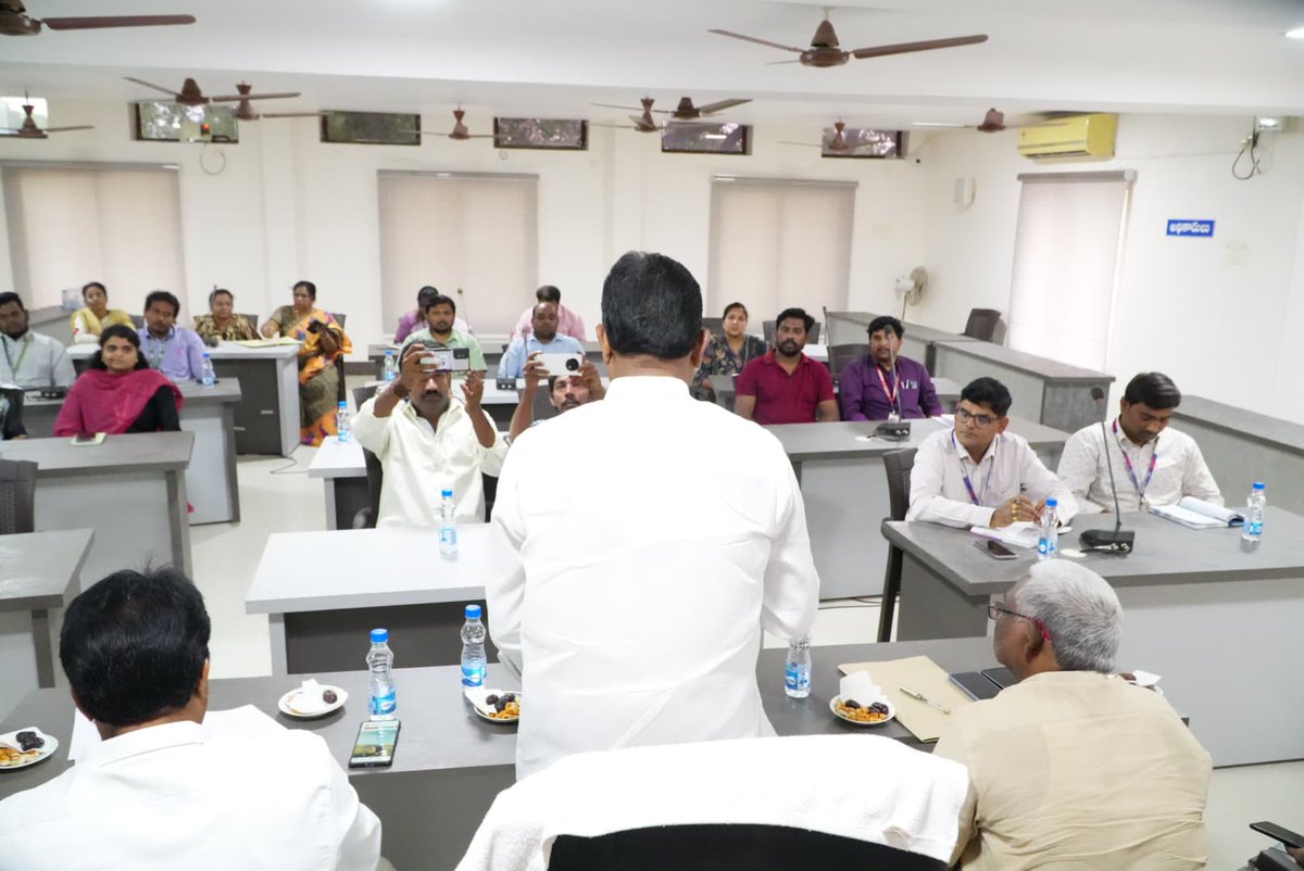 MuppidiOfficial's tweet image. ఈ రోజు కొవ్వూరు మునిసిపల్ కార్యాలయంలో కార్పొరేషన్ రుణాల మంజూరుకు సంబంధించి బ్యాంకు అధికారులతో రివ్యూ మీటింగ్‌లో పాల్గొన్నాను. నియోజకవర్గంలోని లబ్ధిదారులకు వేగంగా రుణాలు అందేలా కార్యాచరణను సమీక్షించాము.
#MuppidiVenkateswaraRao #KovvurDevelopment #CorporationLoans #WelfarePrograms