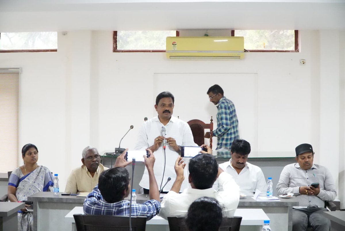 MuppidiOfficial's tweet image. ఈ రోజు కొవ్వూరు మునిసిపల్ కార్యాలయంలో కార్పొరేషన్ రుణాల మంజూరుకు సంబంధించి బ్యాంకు అధికారులతో రివ్యూ మీటింగ్‌లో పాల్గొన్నాను. నియోజకవర్గంలోని లబ్ధిదారులకు వేగంగా రుణాలు అందేలా కార్యాచరణను సమీక్షించాము.
#MuppidiVenkateswaraRao #KovvurDevelopment #CorporationLoans #WelfarePrograms