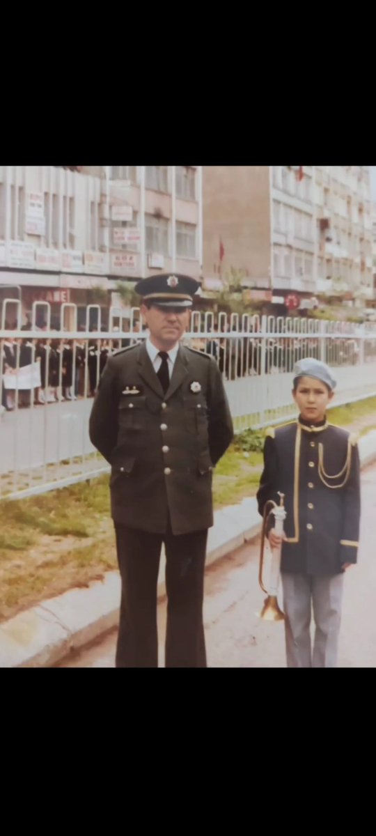 Leventalc0606's tweet photo. Bir Polis çocuğu olarak bu üniformanın ne anlama geldiğini çocuk kalbimle öğrendim ve rahmetli babamın onurlu mirasını gururla taşımaya devam ediyorum. Ettiği yemine bağlı,gece gündüz demeden halkın huzuru için görev yapan tüm meslektaşlarımızın Polis Bayramlarını kutluyorum. https://t.co/9AyNGO1ptI