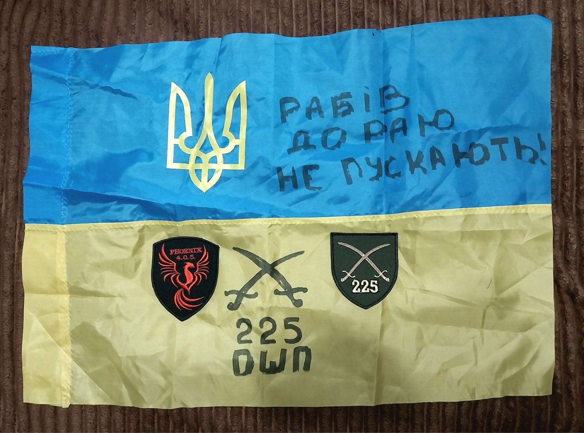 DhimanIglika's tweet photo. Бих си купила всички, ако имах пари!
Защото са надписани от момчета, които утре може и да ги няма!
 Защото те имат нужда от нас сега!
Защото са ги изпратили с надежда!
И защото ги обичам, мисля ги и ми е свидно за тях.
А вие? https://t.co/sA1UOKfw9t