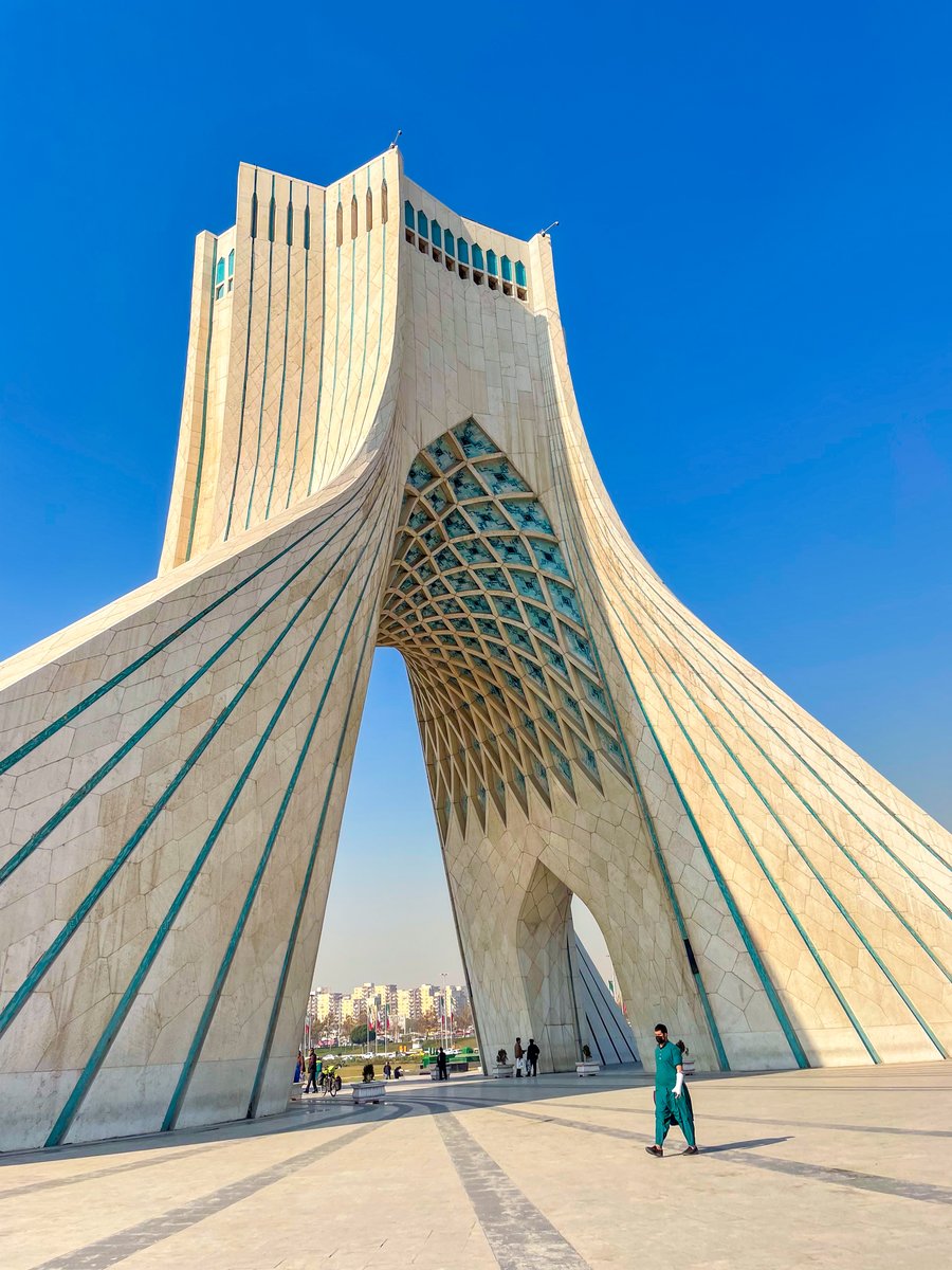 こちらは当時の王の命によってペルシア帝国建国2500周年を記念し1971年