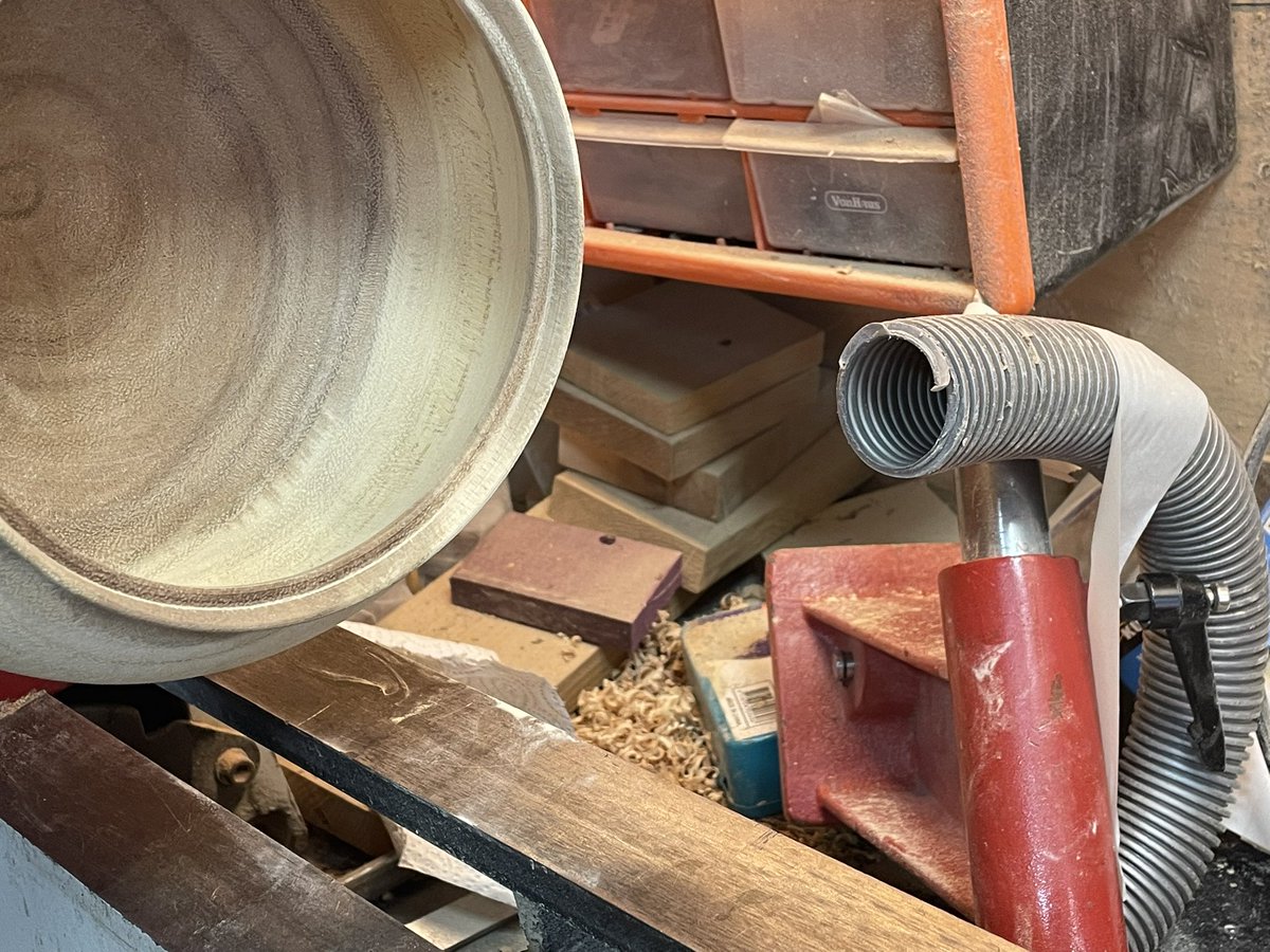 WoodturnersWife's tweet image. When the husband’s dust extractor won’t stretch to my lathe, there’s only one thing to do… improvise!

Ran the vac hose under the lathe bed, strapped it to the tailstock. Worked a treat but hoping one day I’ll be able to afford my own @AxminsterTools extractor 🤞🏻

#workshoplife