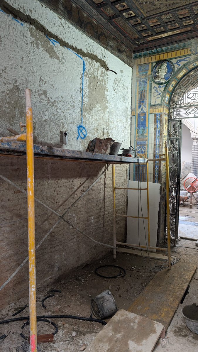 La casa donde vivió D. José Gestoso, en la calle Gravina, está siendo desmantelada para adaptarla a pisos turísticos. Se están quitando unos magníficos zócalos de azulejos existentes en el comedor que fueron diseñados por el propio Gestoso y ejecutados por el prestigioso 👉🏻