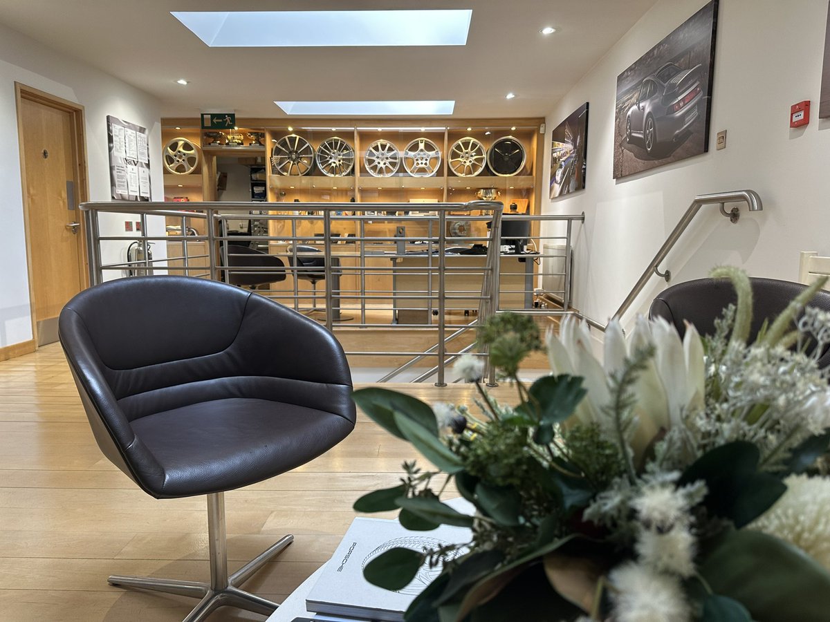 ParagonPorsche's tweet photo. Paragon Today! #thursday 🔵

Date: Thursday 10th April 2025
Weather: Sunshine and Cloudy 🌤️ 
Temp: High of 15°C

#Paragon #Porsche #showroom #service #workshop https://t.co/b81WSykpW0