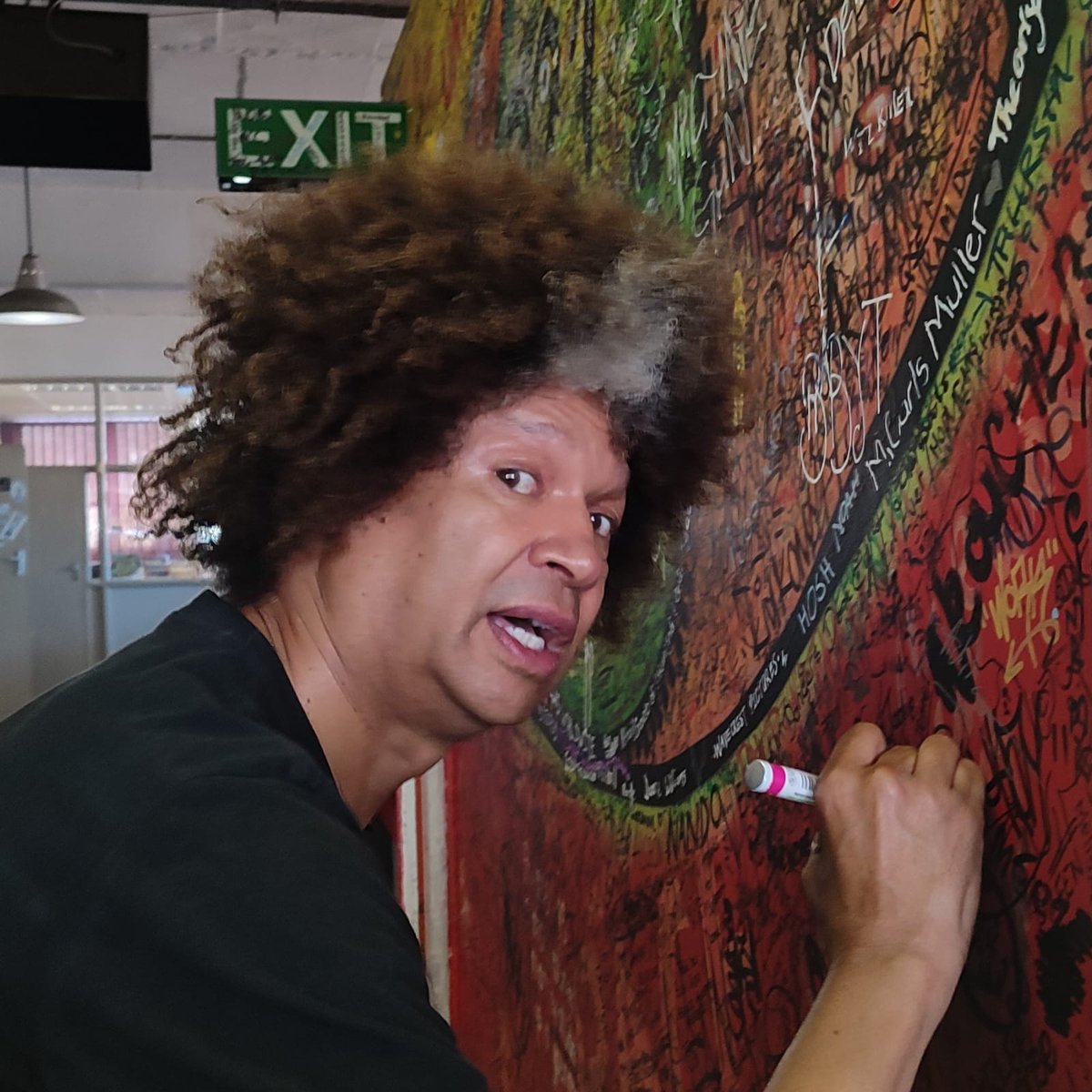 Bushradio's tweet photo. Uitgevang skryf op mure!
@marclottering chatted to @Yuzriq about his newest solo show: "MARC EUGENE LOTTERING" at The Star Theatre District Six Homecoming Centre.
#marclottering
#aroundtheoffice
#BushRadio https://t.co/h2mZKJSNft