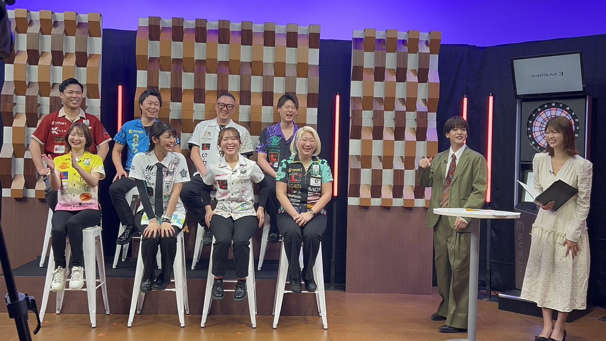 DARTSLIVE's tweet photo. ABEMA撮影中の風景を紹介🎯
 
4/20（日）夜8時より放送予定の『THE GOLDEN DARTS ～知られざるダーツの世界～』の撮影中の写真📸
 
終始笑いが絶えない現場でした！ ザ・バラエティな見どころ満載の番組です。
 
お見逃しなく👀
 
詳しくは👇
https://t.co/r40LzPfaeV https://t.co/I67aZX7dkR