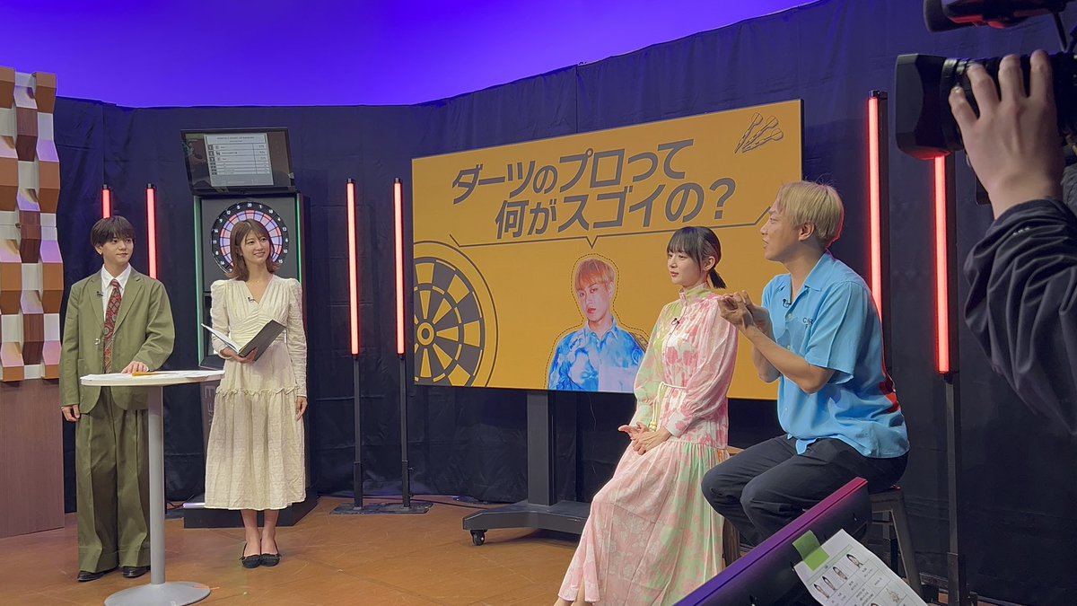 DARTSLIVE's tweet photo. ABEMA撮影中の風景を紹介🎯
 
4/20（日）夜8時より放送予定の『THE GOLDEN DARTS ～知られざるダーツの世界～』の撮影中の写真📸
 
終始笑いが絶えない現場でした！ ザ・バラエティな見どころ満載の番組です。
 
お見逃しなく👀
 
詳しくは👇
https://t.co/r40LzPfaeV https://t.co/I67aZX7dkR