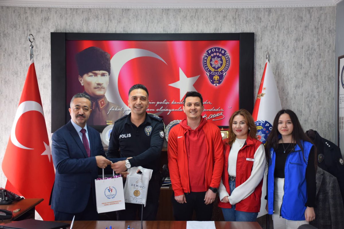 Demirci Gençlik Merkezi (@gsb_demircigm) on Twitter photo Polis teşkilatımızın 180. Yılı Kutlu Olsun 👮♀️🇹🇷
<a href="/OA_BAK/">Dr. Osman Aşkın Bak</a> <a href="/gencliksporbak/">Gençlik ve Spor Bakanlığı 🇹🇷</a>
#PolisHaftası Polis teşkilatımızın 180. Yılı Kutlu Olsun 👮♀️🇹🇷
<a href="/OA_BAK/">Dr. Osman Aşkın Bak</a> <a href="/gencliksporbak/">Gençlik ve Spor Bakanlığı 🇹🇷</a>
#PolisHaftası