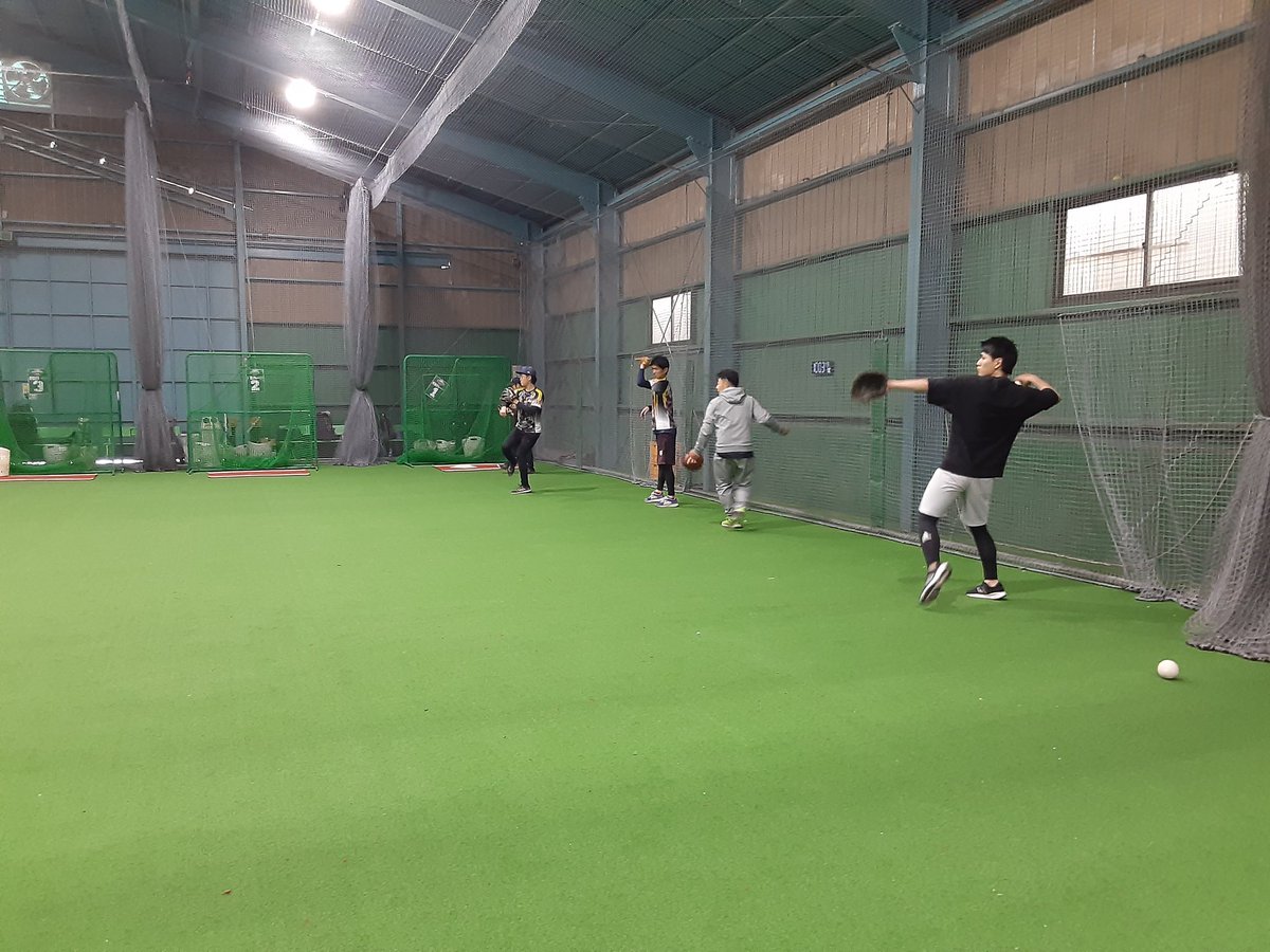 【活動報告】
3/30(日)　オープン戦　11-3○　勝利
4/6(日)　オープン戦　2-0○　勝利

大会前の最後の試合、室内施設を借りて2時間練習しました。徐々にノックで気持ちが入りダイブしまくって軽い負傷者が出ましたが…充実した時間でした。
#Inspire野球 
#東京草野球  
#練習 
#野球好きと繋がりたい