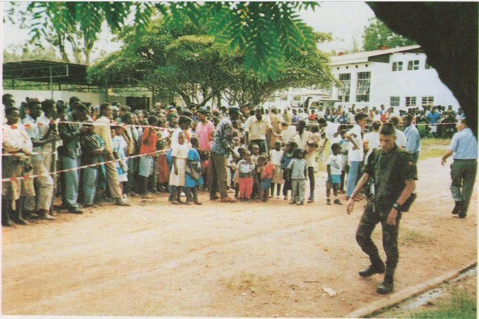 En 1994, les soldats belges à ETO Kicukiro ont été témoins de l’horreur mais ont décidé de fuir plutôt que de protéger. Leur abandon a accéléré la mort de milliers de Tutsis innocents. #Kwibuka31