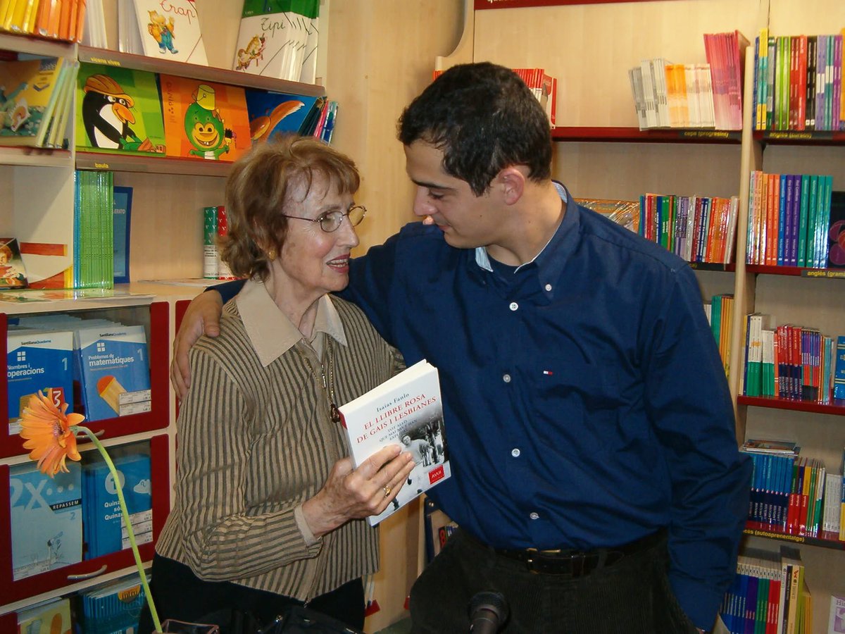 Amb la meva padrina Carme, a la presentació del meu primer llibre a Lleida, fa vint anys. Avui hi torno, a Lleida, per presentar la meva novel·la EL PES DE LA BOIRA (<a href="/PagesEditors/">Pagès Editors</a>), i ella, encara que fa temps que ens va deixar, també hi serà. 1/3