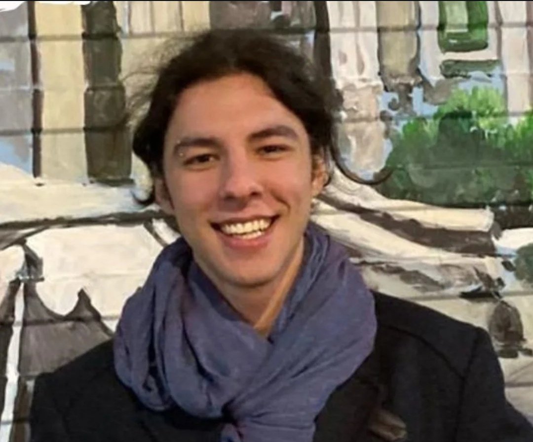 konububunuko7's tweet photo. Ata Emre ile birlikte koskoca 2 yıl geçirdim, aynı sırada okudum, beraber güldüm, beraber dersi kaynattım, beraber yol yürüdüm. Ahmet'i ise tanımasam da kendi kardeşimmiş gibi seviyorum, üzülüyorum, ağlıyorum. Bu iki çocuğun ahı üzerinize olsun. Hepimiz Ata'yız, Hepimiz Ahmet'iz. https://t.co/FgQIiNZcZg