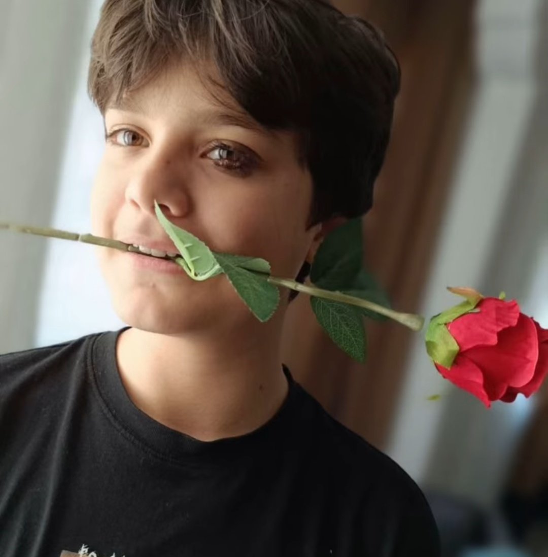 Ata Emre ile birlikte koskoca 2 yıl geçirdim, aynı sırada okudum, beraber güldüm, beraber dersi kaynattım, beraber yol yürüdüm. Ahmet'i ise tanımasam da kendi kardeşimmiş gibi seviyorum, üzülüyorum, ağlıyorum. Bu iki çocuğun ahı üzerinize olsun. Hepimiz Ata'yız, Hepimiz Ahmet'iz.