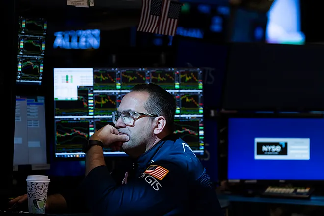 expansioncom's tweet photo. Los grandes fondos optan por la cautela antes de volver a comprar.

Bancos y gestoras internacionales reducen su exposición al riesgo y cubren las carteras con bonos, oro y hedge fund a la espera de que se clarifique el marco de mercado para comprar más Bolsa

https://t.co/MUFuS7U7DN
