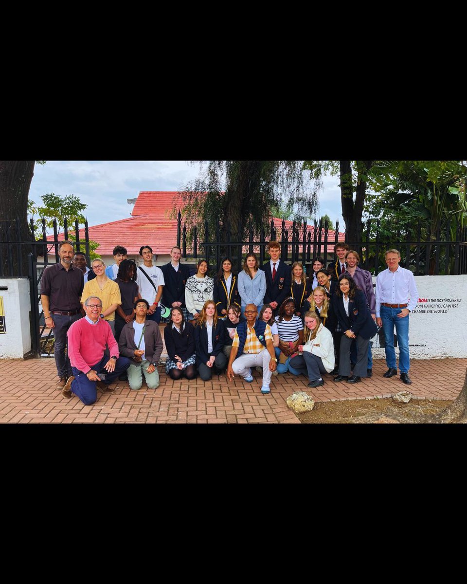 🎒 School trip to Soweto!
Last Tuesday, we had the pleasure of welcoming  francophone students from @lyceejulesverne_jhb and @dsj_school to the Alliance Française of Soweto.
 Mr Obed Gama, president of the Alliance Française of Soweto, shared the inspiring story of the Alliance