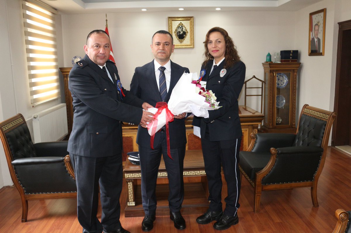 cumrakaymakamlk's tweet photo. Türk Polis Teşkilatı’nın 180. Kuruluş Yıl Dönümü münasebetiyle,İlçe Emniyet Müdürü Mustafa DENİZ ve Emniyet personellerimiz, Kaymakamımız Muhammet Fuat TÜRKMAN’ı ziyaret ettiler. Kaymakamımız, ziyaretlerinden dolayı kendilerine teşekkür ederek, başarılı personelleri ödüllendirdi. https://t.co/efsOyt23on