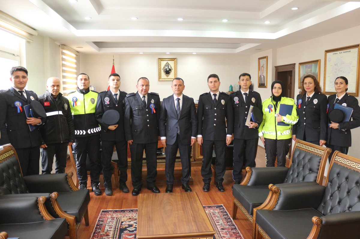 cumrakaymakamlk's tweet photo. Türk Polis Teşkilatı’nın 180. Kuruluş Yıl Dönümü münasebetiyle,İlçe Emniyet Müdürü Mustafa DENİZ ve Emniyet personellerimiz, Kaymakamımız Muhammet Fuat TÜRKMAN’ı ziyaret ettiler. Kaymakamımız, ziyaretlerinden dolayı kendilerine teşekkür ederek, başarılı personelleri ödüllendirdi. https://t.co/efsOyt23on