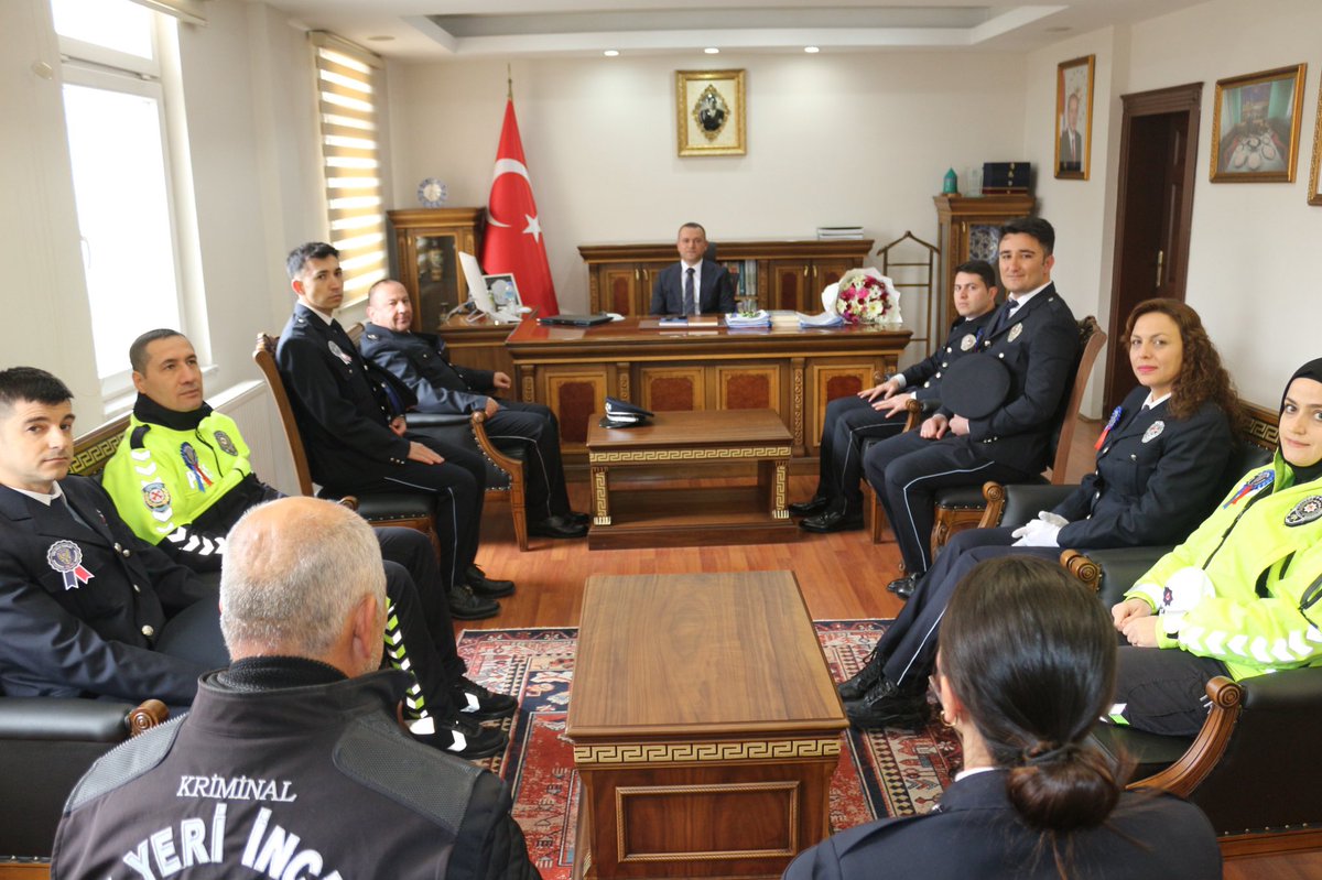 cumrakaymakamlk's tweet photo. Türk Polis Teşkilatı’nın 180. Kuruluş Yıl Dönümü münasebetiyle,İlçe Emniyet Müdürü Mustafa DENİZ ve Emniyet personellerimiz, Kaymakamımız Muhammet Fuat TÜRKMAN’ı ziyaret ettiler. Kaymakamımız, ziyaretlerinden dolayı kendilerine teşekkür ederek, başarılı personelleri ödüllendirdi. https://t.co/efsOyt23on