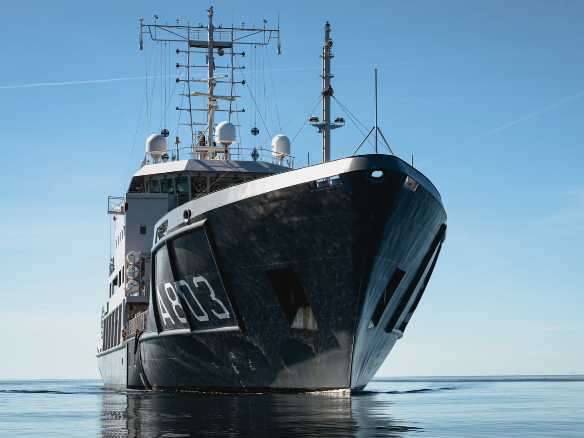 Standing <a href="/NATO/">NATO</a> Mine Countermeasures Group1 flagship 🇳🇱 HNLMS Luymes (A803) found themselves in some waters that showed off a little more of the ship than usual. This low sea state provided a great opportunity to show off Luymes in all her glory. #SNMCMG1 is currently supporting