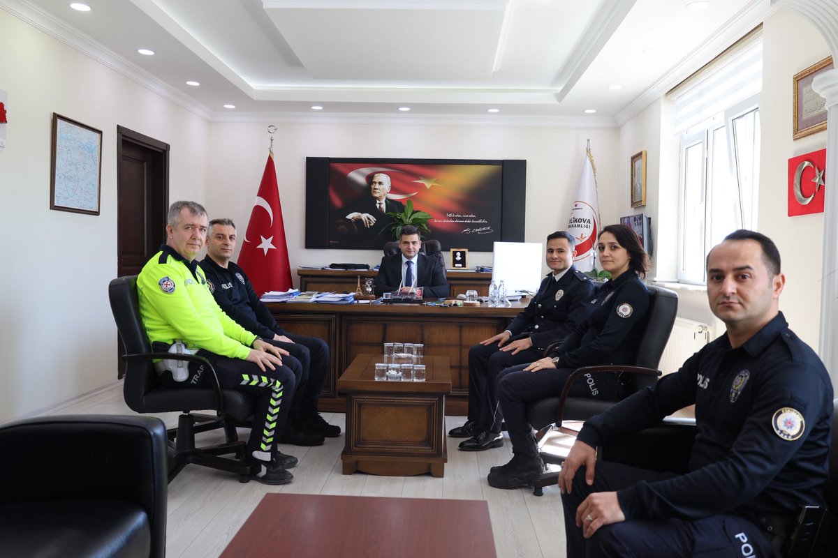 İlçe Kaymakamımız Sn. ismail ŞANAL, Türk Polis Teşkilatı’nın 180.Kuruluş yıl dönümü ve 10 Nisan Polis Haftası dolayısıyla İlçe Emniyet Amiri Ömer YAŞAR ve  Polis memurlarını makamında kabul etti.