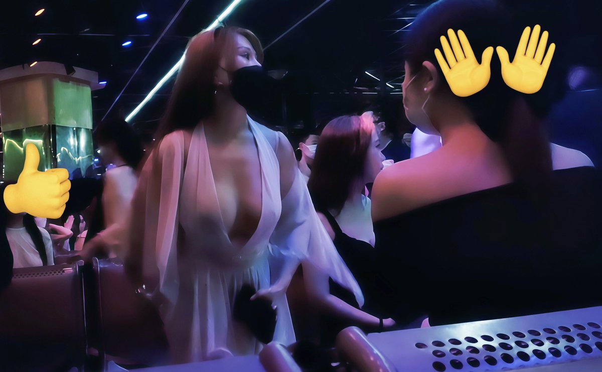 乳头清晰可见,舞女真空上阵,只着一间薄纱跟陌生男人在昏暗的灯光下跳舞,这是有些砂舞厅的常态。一曲三五分钟,十元人民逼一曲,X友们觉得怎么样。有疑问评论留言我会解答。 https://t.co/bfvueudF3n