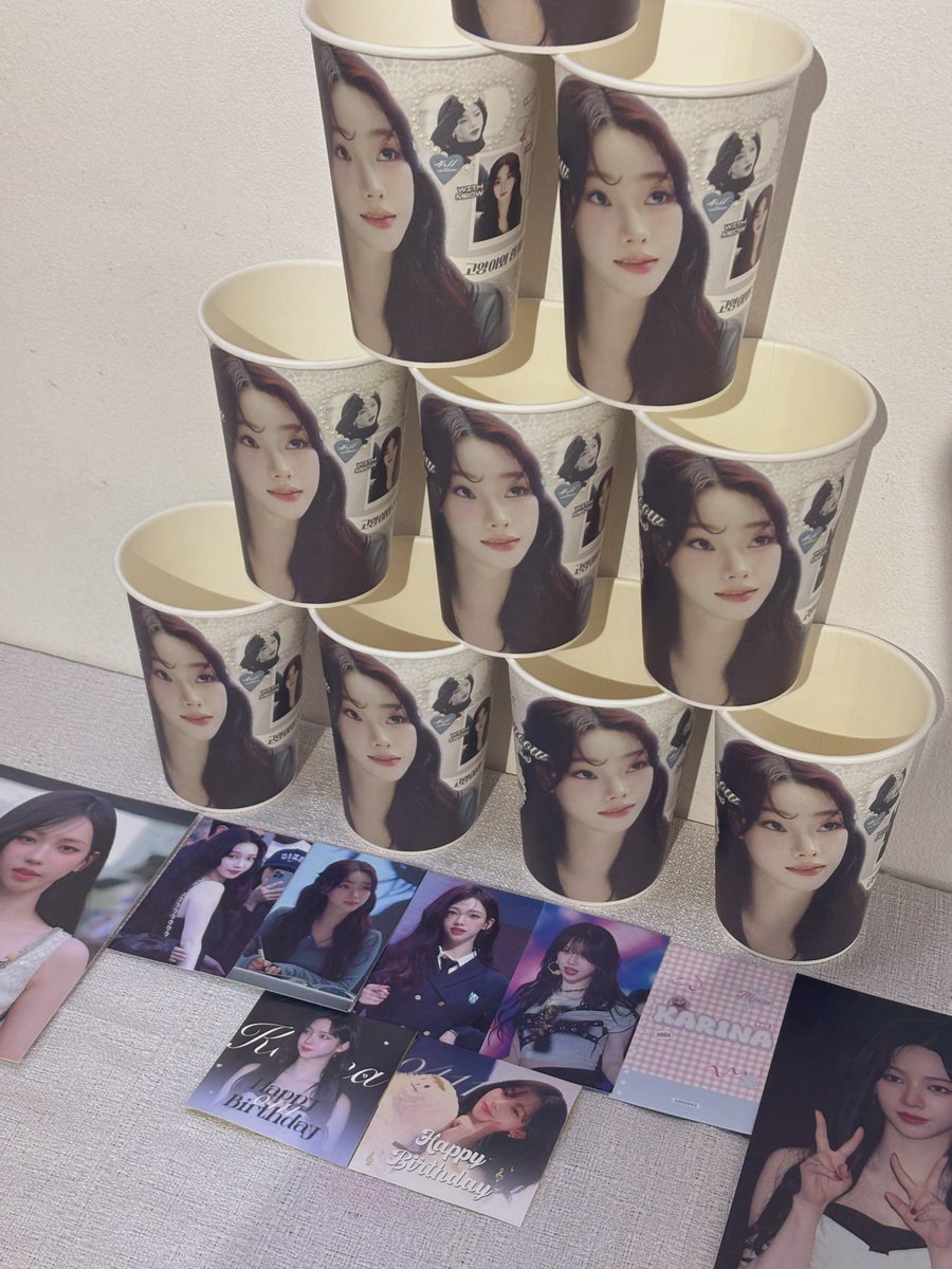 Jimini_mani_mo_'s tweet photo. 첫번째로 간 지민이 생카🩵
액자 짱많아서 완전 지민이 세상💙

#With_MEOW 
#고양이와_함께한_날 https://t.co/f2neeD8z3K