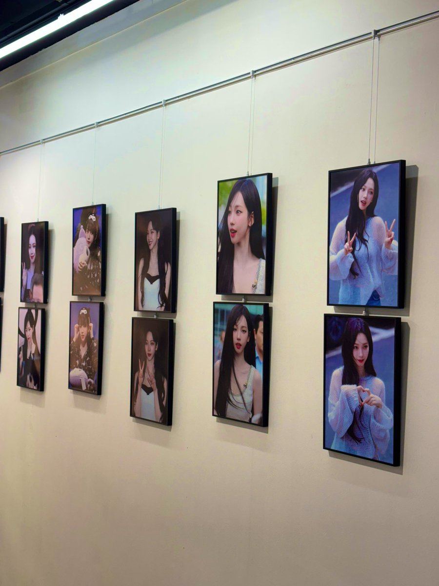 Jimini_mani_mo_'s tweet photo. 첫번째로 간 지민이 생카🩵
액자 짱많아서 완전 지민이 세상💙

#With_MEOW 
#고양이와_함께한_날 https://t.co/f2neeD8z3K