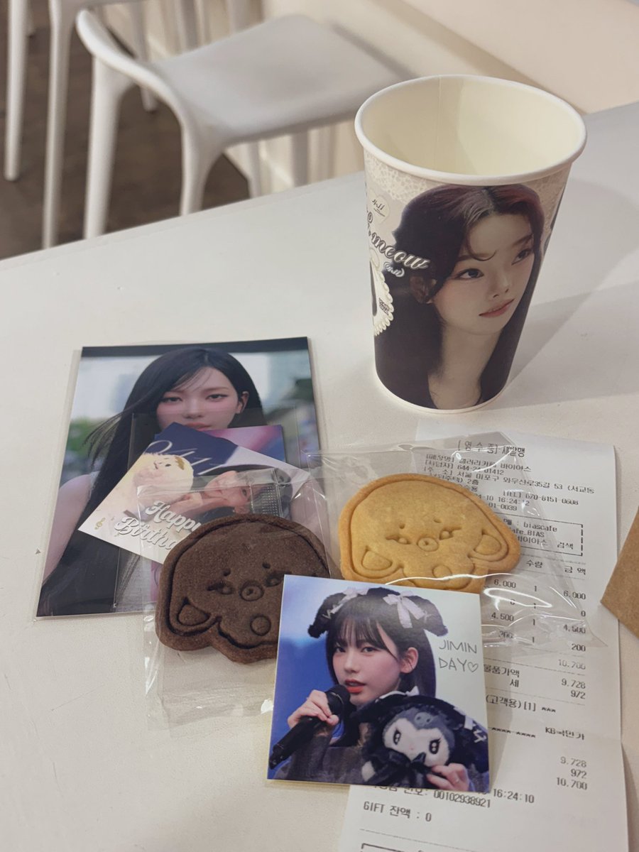 Jimini_mani_mo_'s tweet photo. 첫번째로 간 지민이 생카🩵
액자 짱많아서 완전 지민이 세상💙

#With_MEOW 
#고양이와_함께한_날 https://t.co/f2neeD8z3K