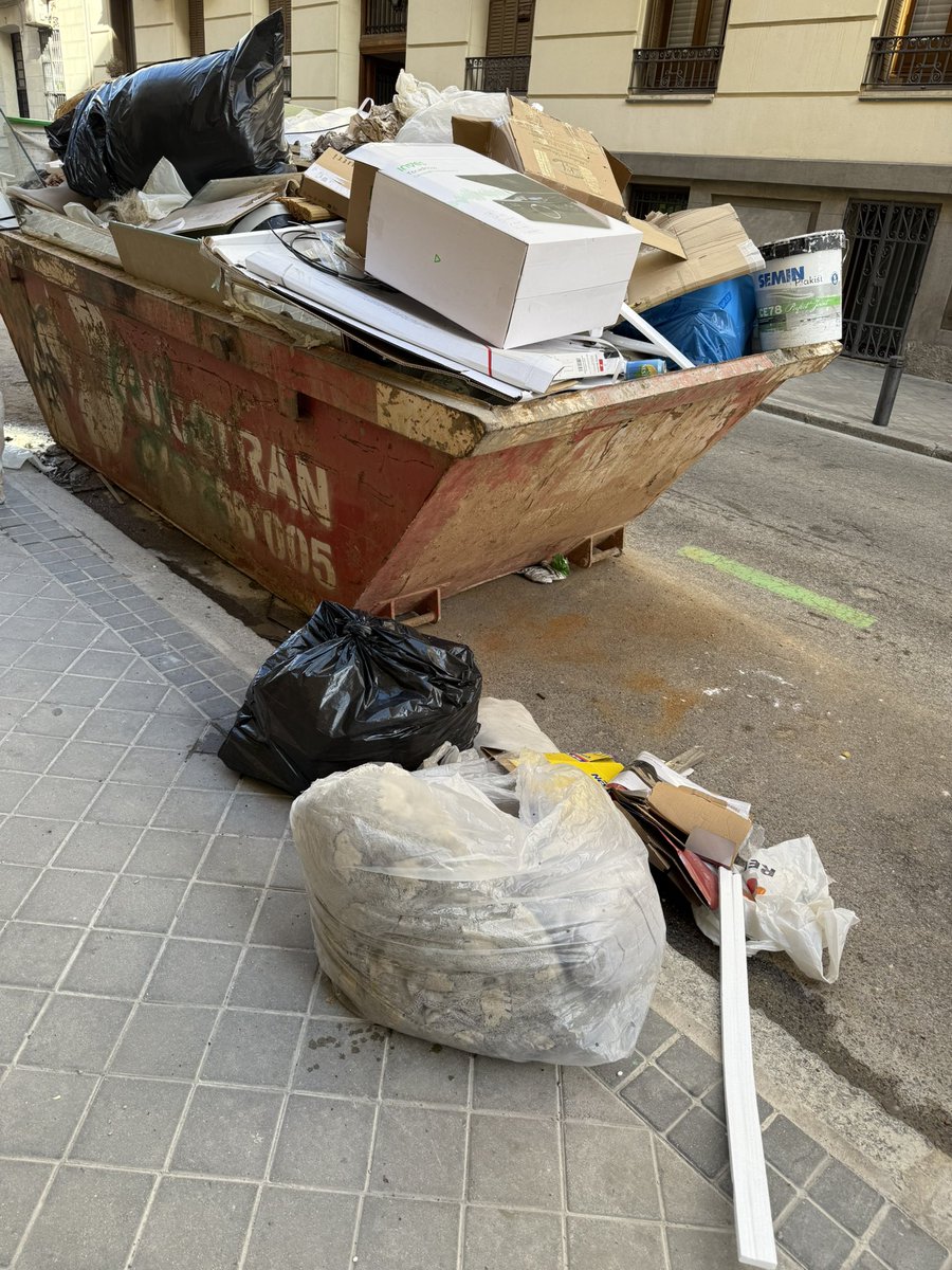 PacoAlAparato's tweet photo. @Lineamadrid Hoy hace una semana que la calle Españoleto está así, números 6 y 12, ¿se puede avisar a los servicios para retirarlo? Muchas gracias https://t.co/NkurNUol6k