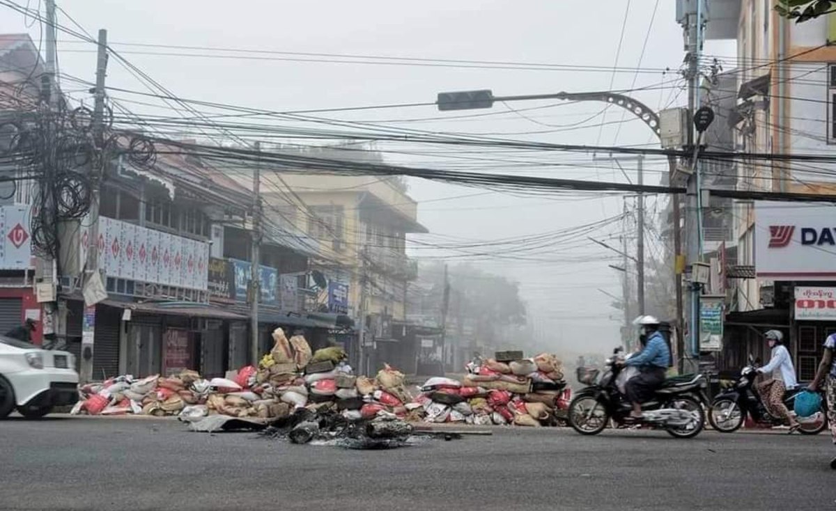 Khithitofficial's tweet photo. ပဲခူးမြို့ အစုလိုက်အပြုံလိုက် သတ်ဖြတ်မှု  ၄ နှစ်ပြည့်နေ့တွင် ဦးဆောင်နှိမ်နင်းခဲ့သော တပ်မ ၇၇  တပ်မမှူး ဗိုလ်မှူးချုပ် အောင်သက်ဦးနှင့် စစ်သား ၁၅၀ ကျော်ကို အရှင်ဖမ်းမိပြီး တပ်မ ၇၇ တစ်တပ်လုံးကို PDF က ချေမှုန်း
read more->https://t.co/QsyrVJNNqm https://t.co/O3XG4v4Kvx