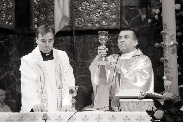 Dziś mija 15 lat od tragicznej śmierci biskupa polowego gen. broni Tadeusza Płoskiego i jego sekretarza, ks. płk. Jana Osińskiego.
Wieczny odpoczynek racz im dać, Panie!
Zdjęcie wykonano 9 kwietnia 2010 r. podczas Mszy św. z okazji jubileuszu kapłaństwa ks. Zbigniewa Kępy.