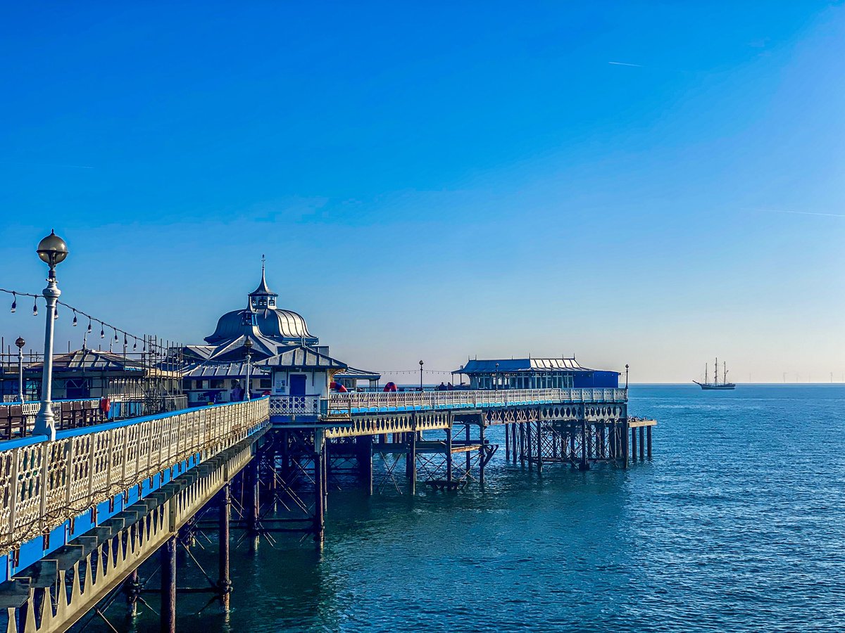 NorthShorePhoto's tweet photo. Thursday morning in Llandudno, not a bad spot to drop anchor and enjoy the view. https://t.co/DsoHYSOYcn