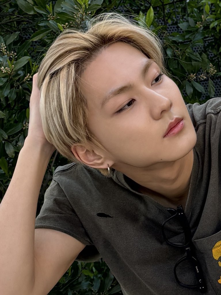 MrCatwon's tweet photo. every time jungwon shows off his honey skin in a photo an angel grows its wings https://t.co/MLmEQTg5Ki