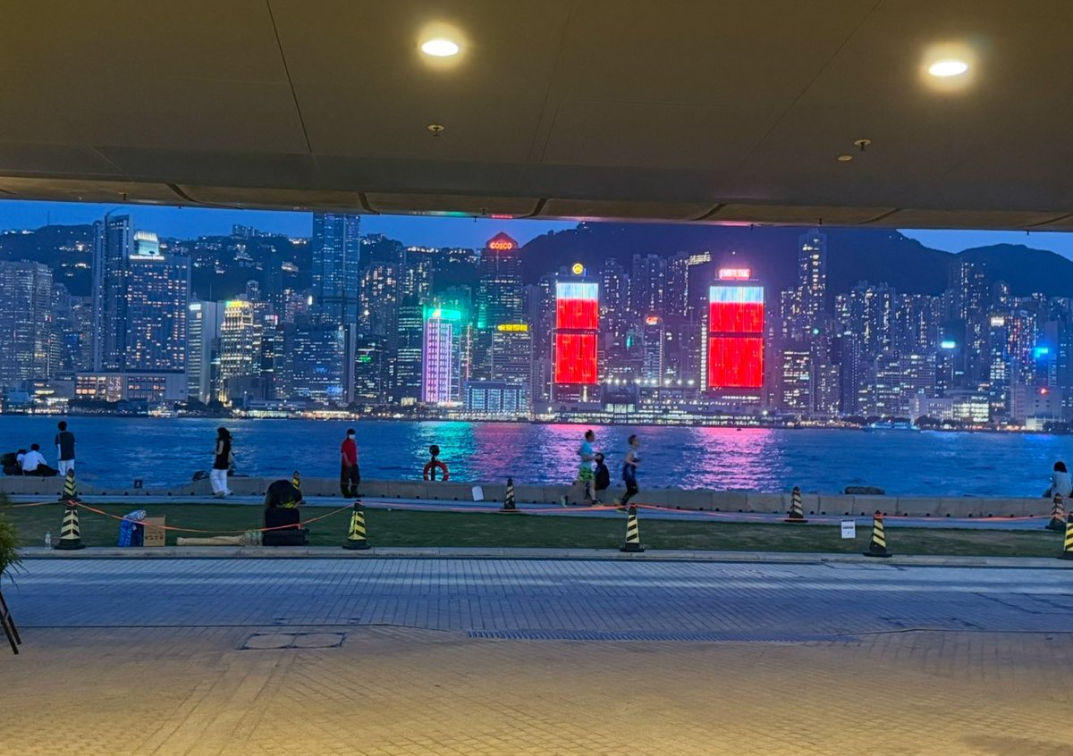 这份夜景也送给你们，很多人问我想要什么样的另一半，当然是无条件对我好👌🏻宠我爱我的，我希望他来到我的生命里是为我加分的，当然我不是个作精，我也会对他好，我不再是恋爱脑知道自己要什么，开心就完事了，我如今就是受不了一点委屈和不开心若做不到就别浪费大家时间 ＃伪娘 ＃男娘 ＃女装大佬