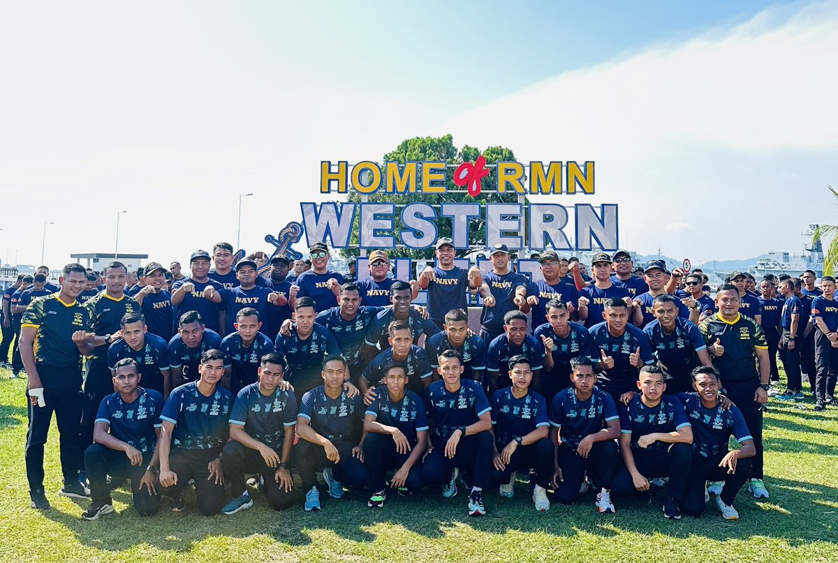 “Where there is unity, there is always victory”

Majlis Perasmian Jersi Pasukan Bola Sepak Armada Barat di Tugu Armada Barat sempena Kejohanan Piala Zain 2025 telah disempurnakan oleh Pegawai Kanan Armada Barat, Kepten Mahamad Nazir bin Darus TLDM.

ROAD TO TROPHY

#WesternFleet