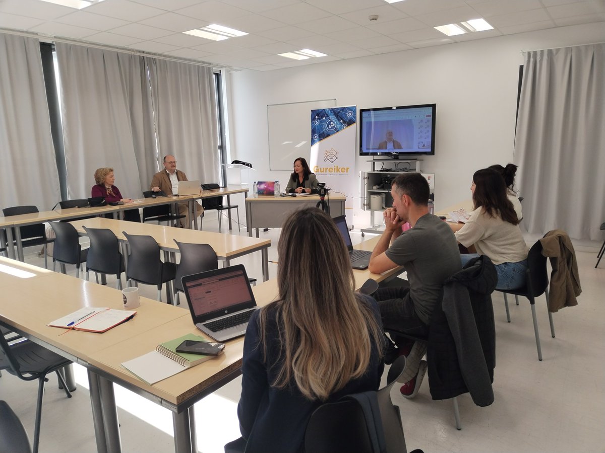 acaszumeta's tweet photo. Con la Dr.ª Magdalena Trillo (@CanalUGR) en las Jornadas de Investigación en #ComSo de @Gureikertaldea, en la @upvehu_gkz_csc 🎤 Hoy hablamos de los últimos cambios del @ScimagoJR https://t.co/nuqxRZxyxt