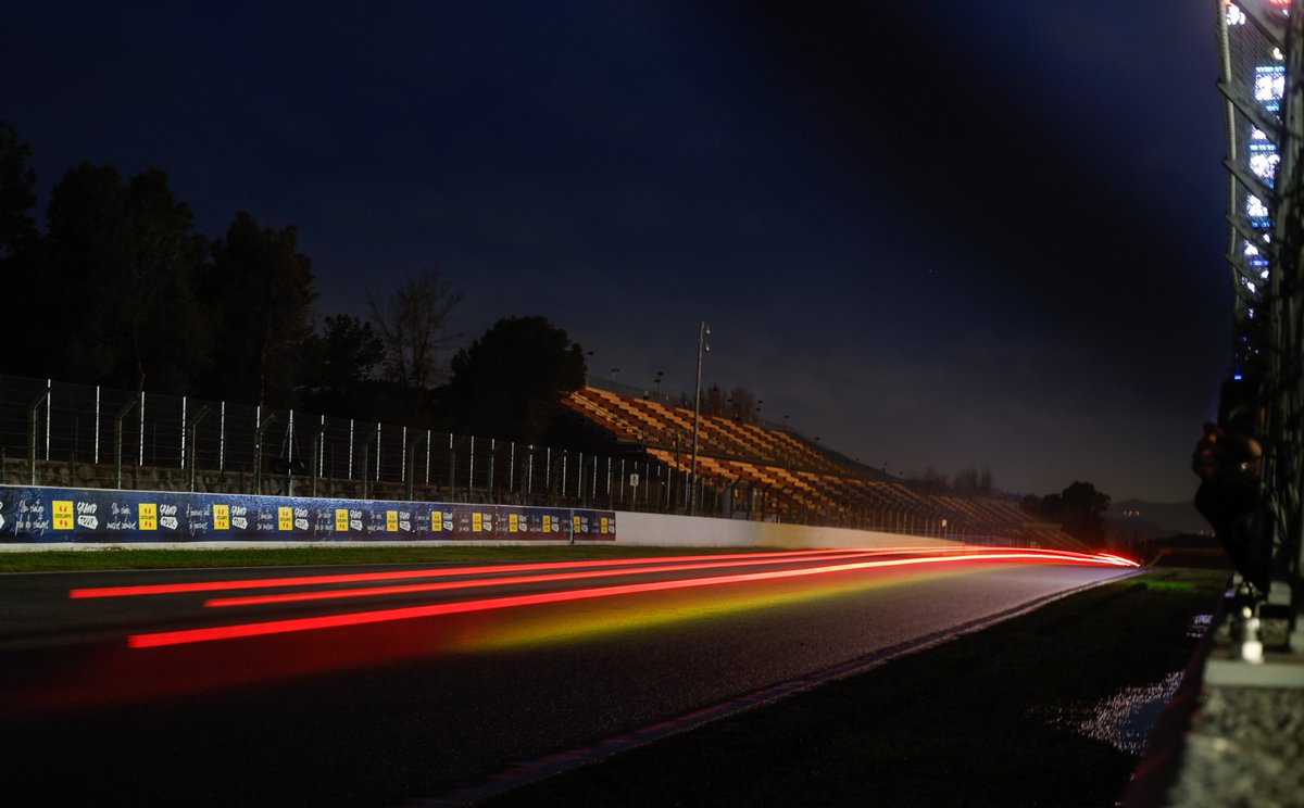 Los motores no se apagan ni de noche  🤩🤩     

🏁Os esperamos en la edición del año que viene

⚡⚡27-28-29 de marzo 2026 en el Circuit de Barcelona-Catalunya⚡⚡

💚 #EspiritudeMontjuic
❤️ #CircuitdeCatalunya
