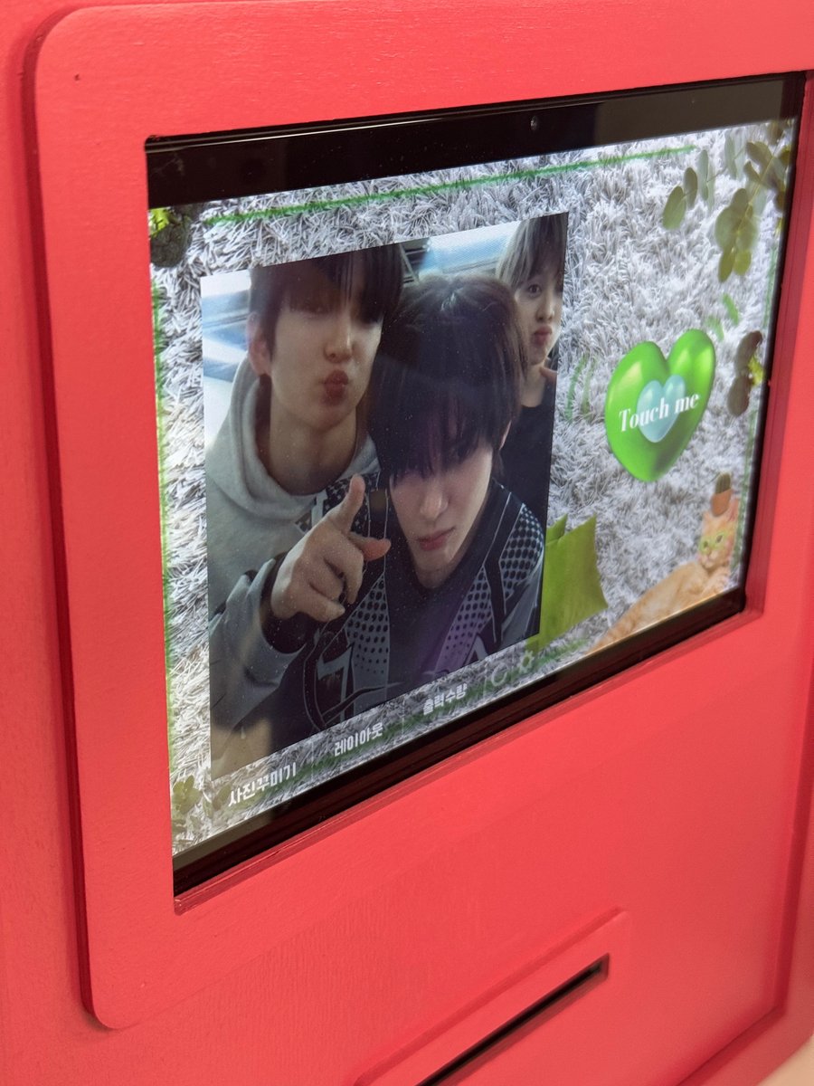 official_arrc's tweet photo. [#자반리]
와ㅏㅏㅏㅏ 한이 형의 탄신을 축하드립니다! 형 데뷔하고 처음 맞는 생일이네!
한이형 덕분에 재밌게 사는 거 같아! 힘들 때 도와주고 어러운 것도 잘 알려주고~~ 너무 고마워ㅓㅓㅓ
언제나 고맙고 앞으로도 잘 부탁해!

#ARrC #아크
#JIBEEN #지빈 https://t.co/YhWcZH4GPm