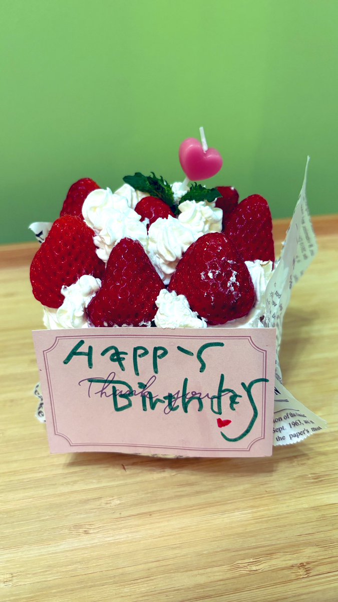 Mu-Chaiのややです🌼  
おかげさまさまでプロフに風船が飛んでおります🎈🎈🎈

前夜はめっちゃ美味しいごはんを食べて
今日は手作りケーキまでいただきました
🎂🎂🎂

友達からのメッセージや電話も🫶

誕生日におめでとう、って声をかけてもらえるのはほんまに幸せ(  ´˘`  )🫶