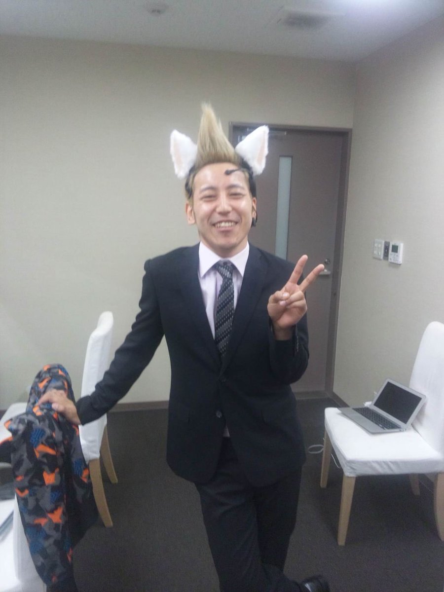 dhdnjfdh1013's tweet photo. 퇴사하고싶다가도
27살에 모히칸+고양이머리띠라하고
오리옷입은 엔젤보면 다시 열심히 살게됨 https://t.co/iWDPLOiEif