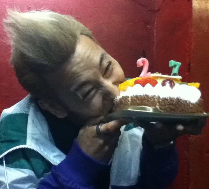 dhdnjfdh1013's tweet photo. 퇴사하고싶다가도
27살에 모히칸+고양이머리띠라하고
오리옷입은 엔젤보면 다시 열심히 살게됨 https://t.co/iWDPLOiEif