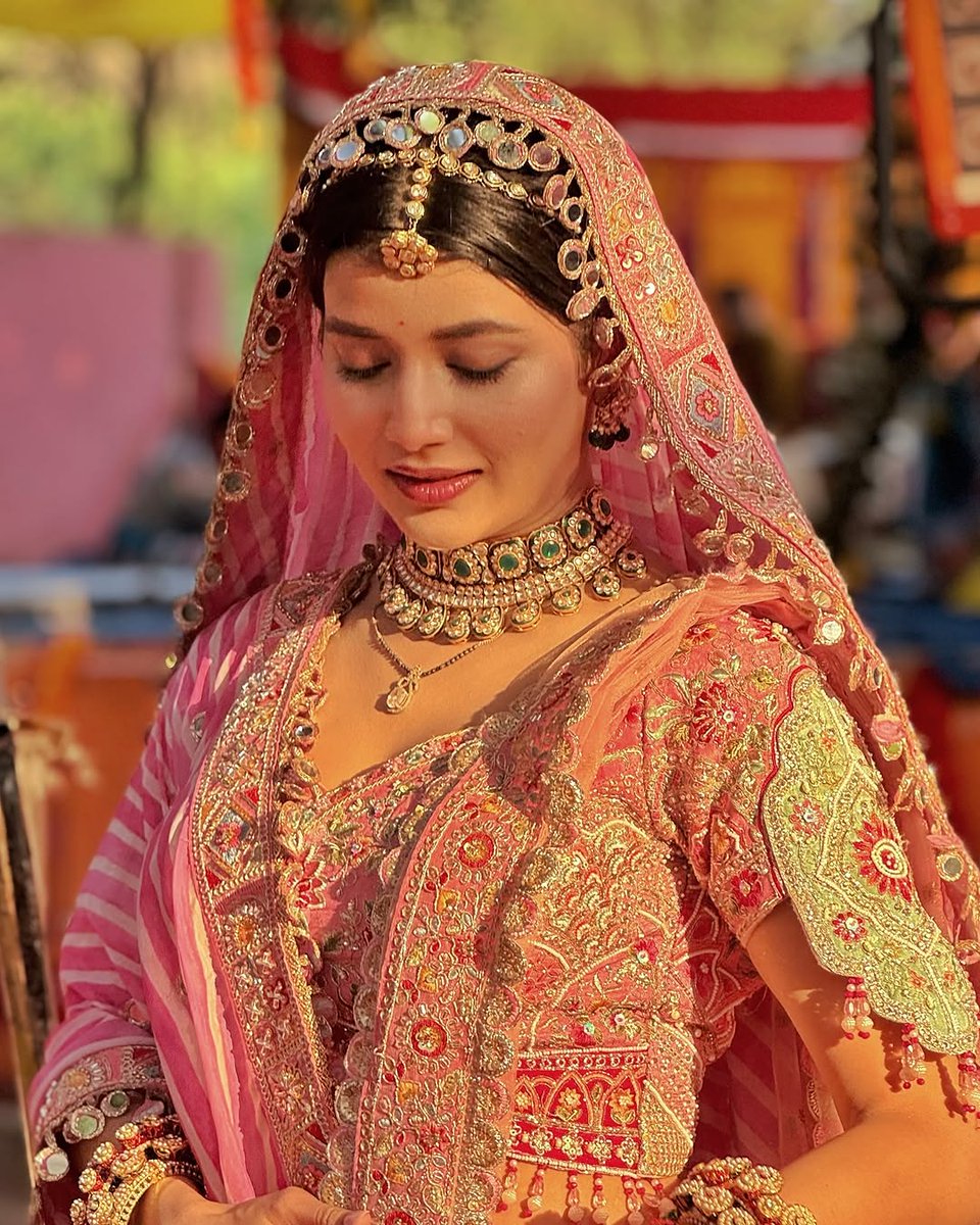 I'm officially obsessed with this look 😭💓🤌

SAMRIDHII SHINES AS ABHIRA
#SamridhiiShukla
#yrkkh