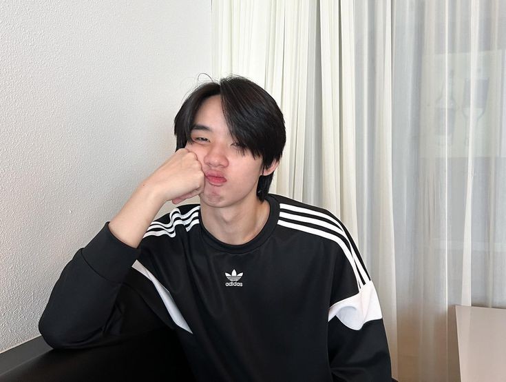 malheltraa's tweet photo. a #nuthong seribu zona au

bagi senja, aaron itu orang paling menyebalkan dimuka bumi ini. bagi aaron sendiri, senja itu orang yang harus ia jaga walaupun eksistensinya meresahkan Senja. Lantas bagaimana jika kedua orang itu terikat dalam pernikahan karena sebuah kesalahan? https://t.co/DOSLKvQ904