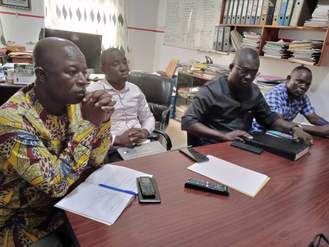 crt_humanitaire's tweet photo. Les chefs de département et de projets de @crt_humanitaire ont tenu hier une réunion cruciale avec @bhupinder_tomar, Chef Cluster  @IFRCAfrica. Elle a permis de discuter des priorités stratégiques qui guideront l'action humanitaire de la SN dans les mois à venir 
@ghanaredcross https://t.co/9C1egteotk