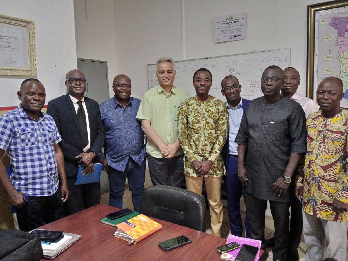 crt_humanitaire's tweet photo. Les chefs de département et de projets de @crt_humanitaire ont tenu hier une réunion cruciale avec @bhupinder_tomar, Chef Cluster  @IFRCAfrica. Elle a permis de discuter des priorités stratégiques qui guideront l'action humanitaire de la SN dans les mois à venir 
@ghanaredcross https://t.co/9C1egteotk