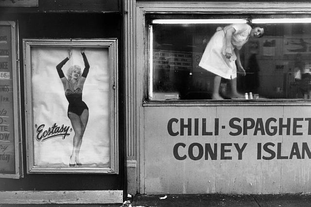 Lee Friedlander, "Cincinnati, Ohio, 1963". #JeudiPhoto