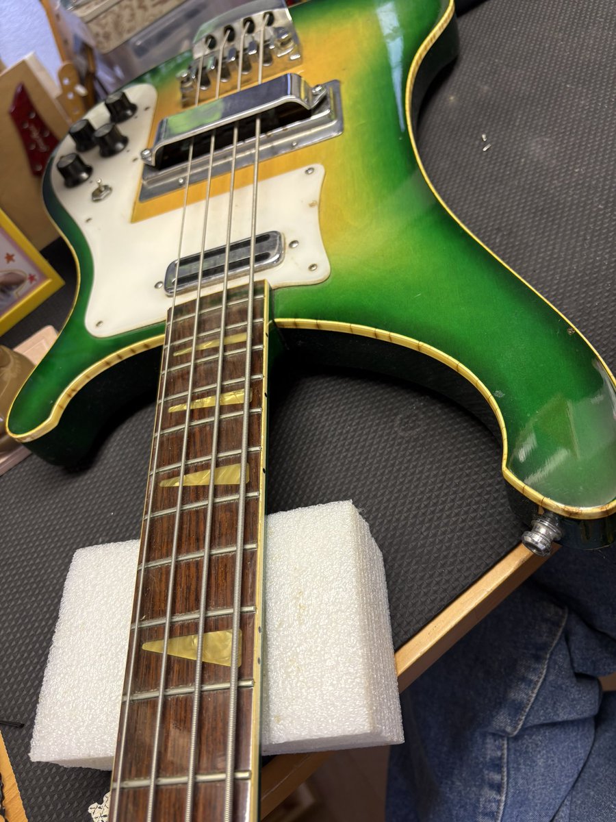 x3_spring's tweet photo. レアカラーのリッケンもどきを、クリーニングしていきます！

#山梨 
#ギター
#ベース
#リペア
#改造
#クリーニング https://t.co/HIq4b4Dp7I