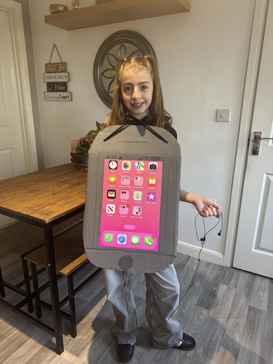 Dannibubble's tweet photo. @ourladyoflourd1 I is very happy with her Apple phone 🍏 costume she made all by herself 🤩 https://t.co/hXugm57CDV